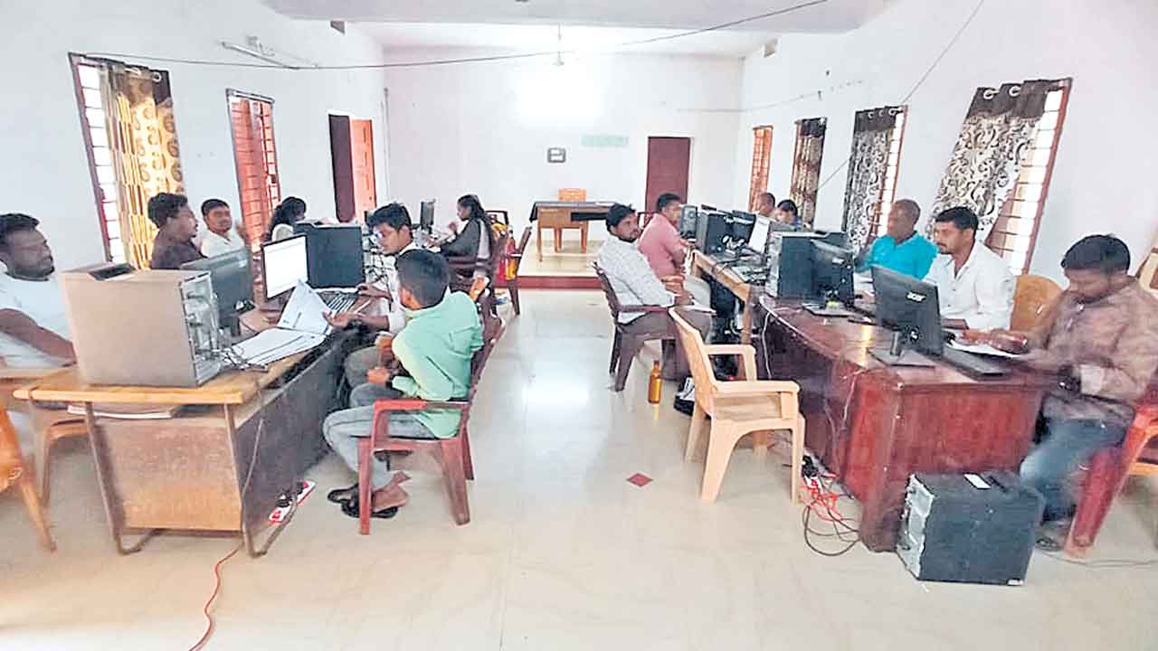 గుట్టలు దిగి వస్తేనే సర్వే