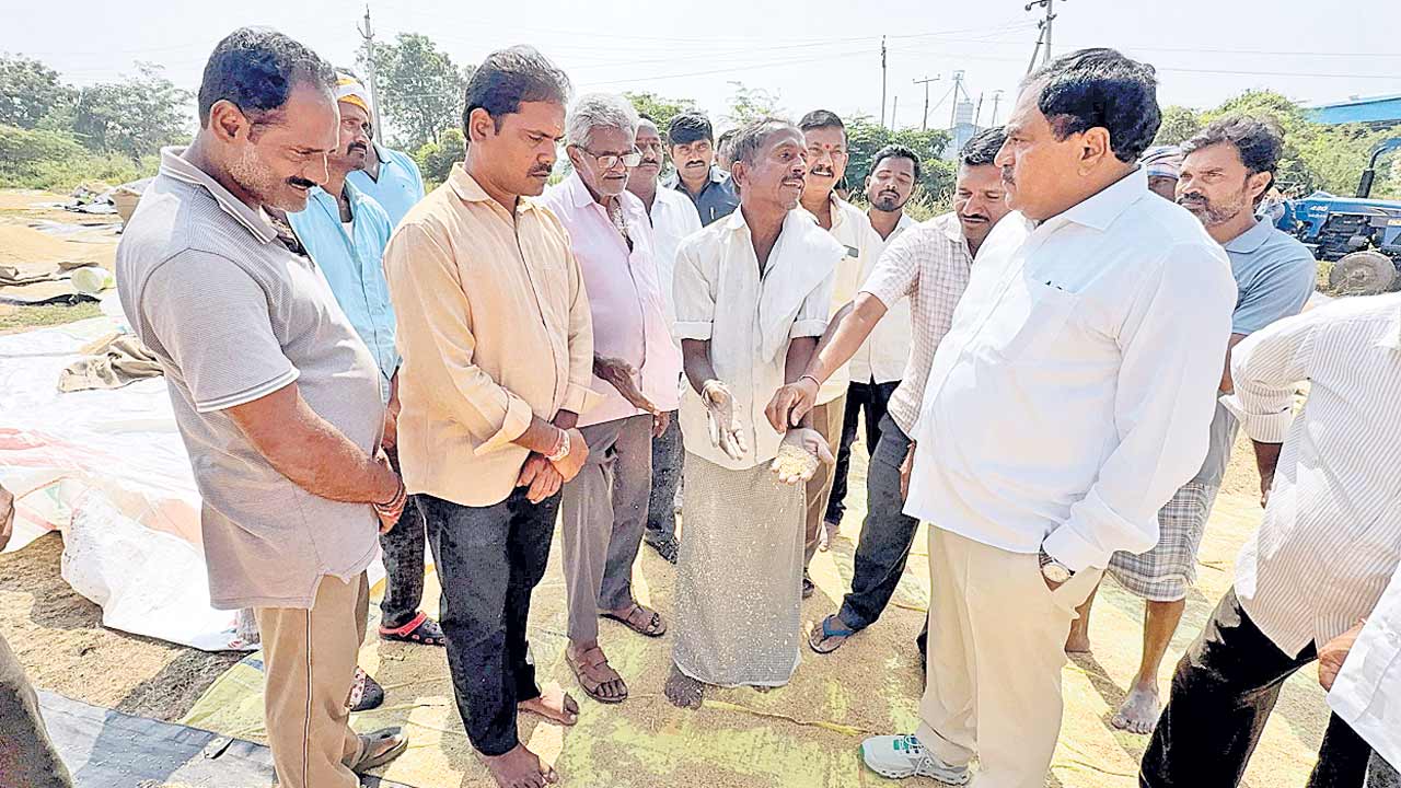 సర్కార్‌ మా గోడు పట్టించుకుంటలేదు