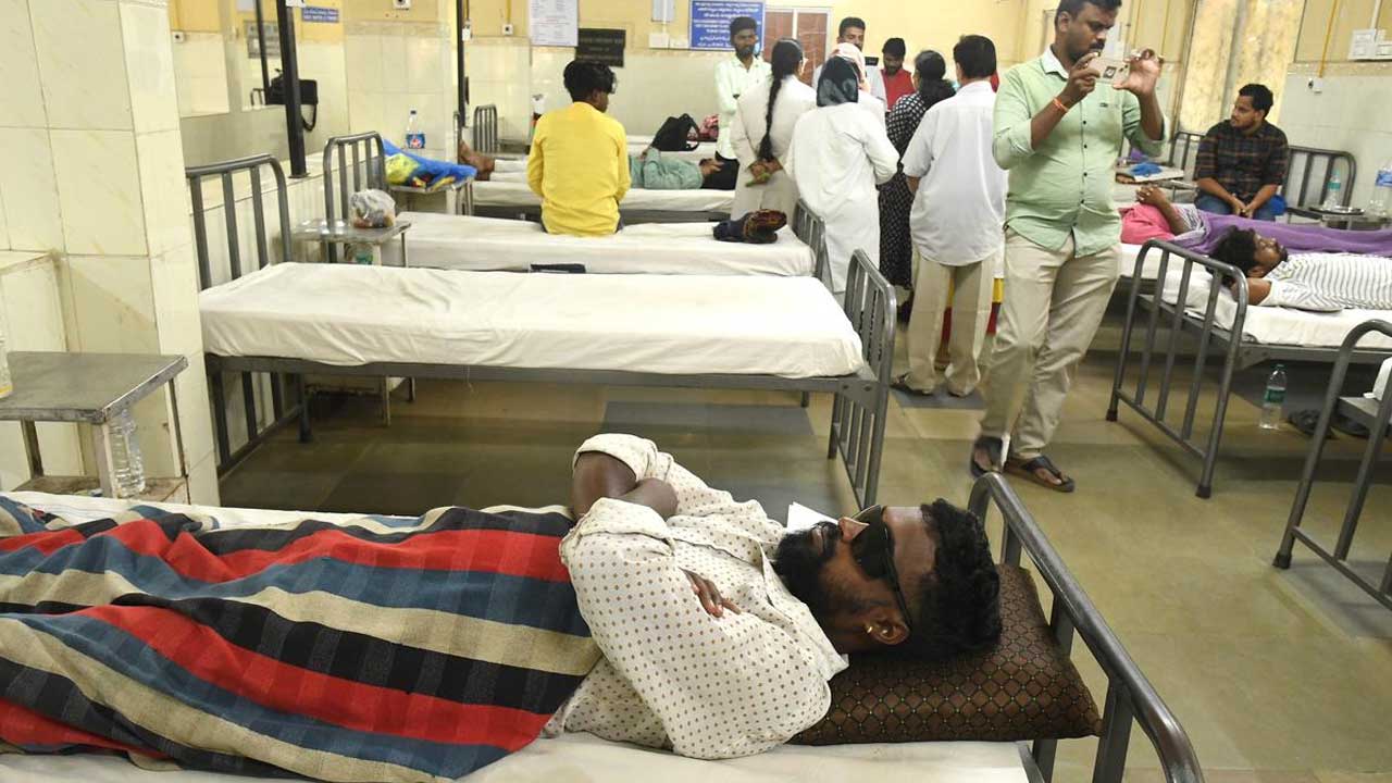 Sarojini Devi Eye Hospital | దీపావళి ఎఫెక్ట్‌.. సరోజిని దవాఖానకు క్యూకట్టిన బాధితులు