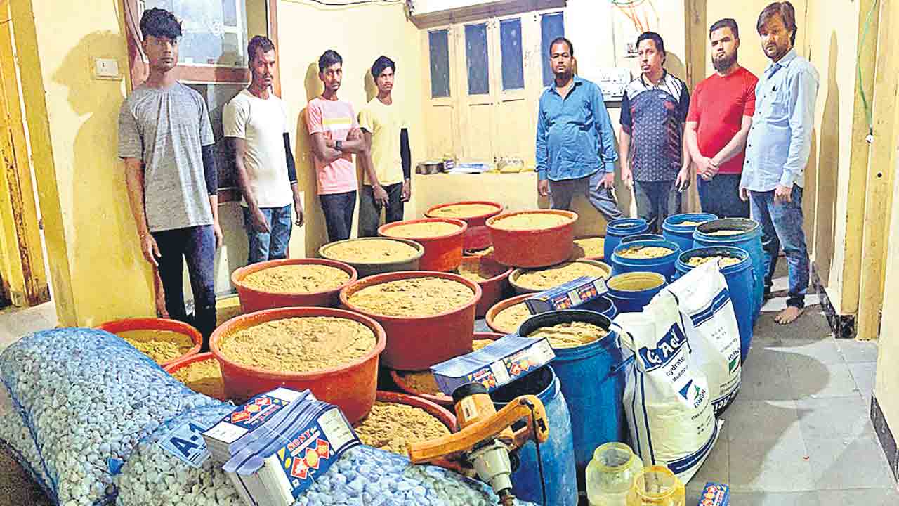 15 క్వింటాళ్ల నకిలీ అల్లం, వెల్లుల్లి పేస్ట్‌ స్వాధీనం