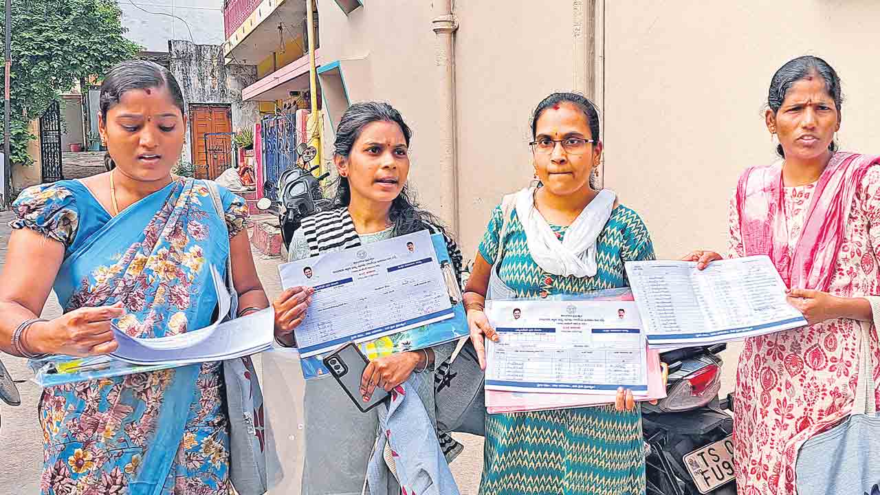 Samagra Survey | ఆగమాగం.. గందరగోళం.. రెండో రోజూ ఎన్యుమరేటర్లకు తప్పని తిప్పలు!