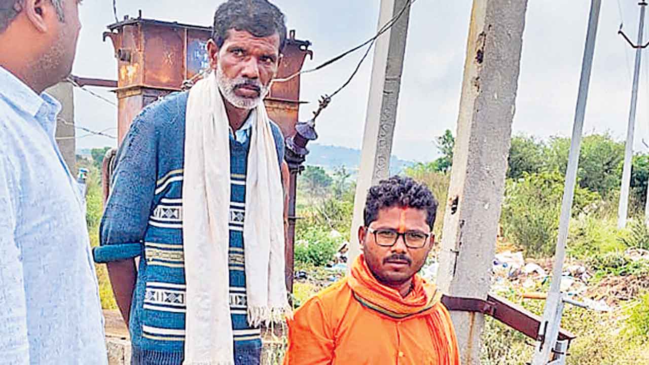 ట్రాన్స్‌ఫార్మర్‌ ఏబీ స్విచ్‌కు తాళం తీసిన రైతు