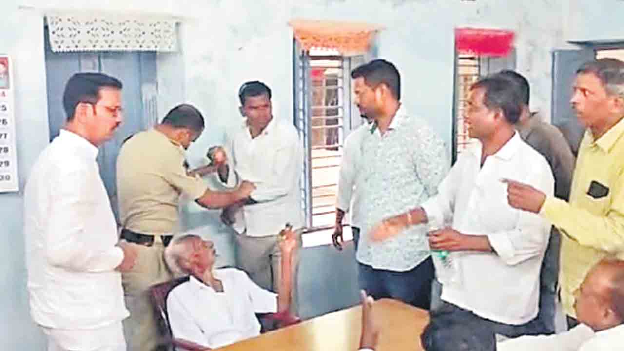 తహసీల్‌లో రైతు ఆత్మహత్యాయత్నం