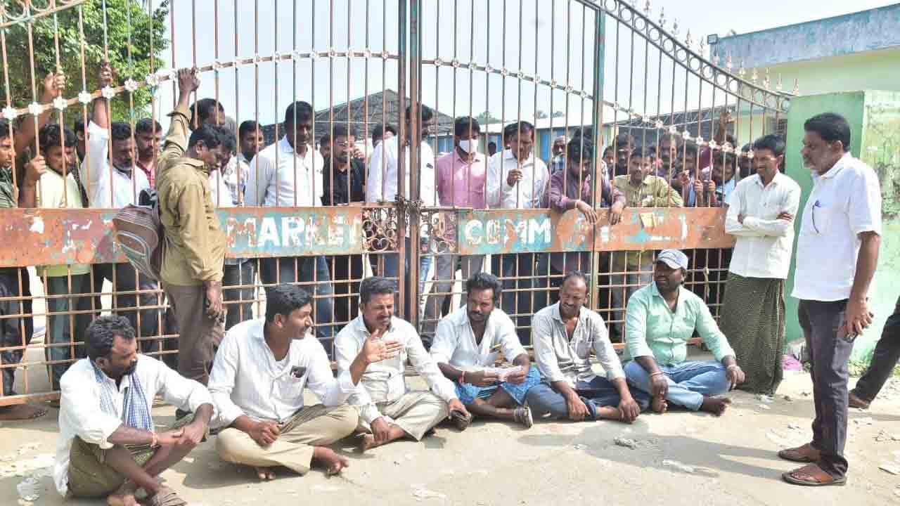 మార్కెట్‌ గేటుకు తాళం వేసి ఆందోళన