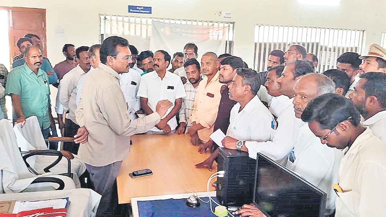 ఈ అధికారి మాకొద్దు