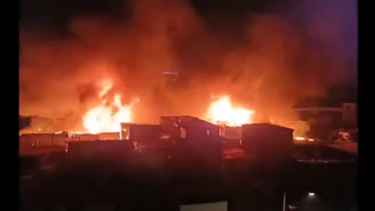 Fire accident | స్క్రాప్‌ దుకాణంలో భారీ అగ్నిప్రమాదం.. ఎగిసిపడుతున్న మంటలు.. Video