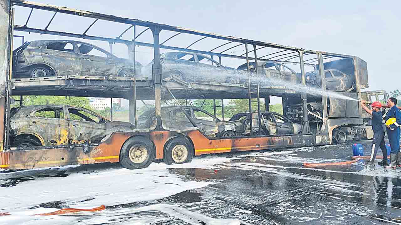 కంటైనర్‌లో చెలరేగిన మంటలు