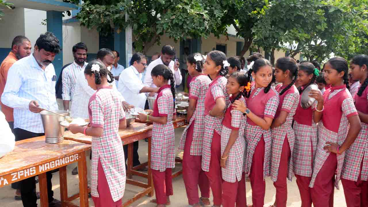 ఎమ్మెల్యే కోసం విద్యార్థులకు పస్తులు