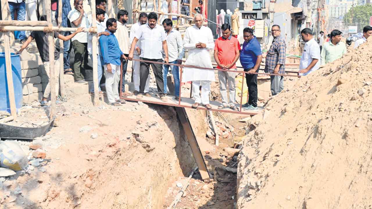 వ్యాపారులపై కక్షతోనే కూల్చివేతలు