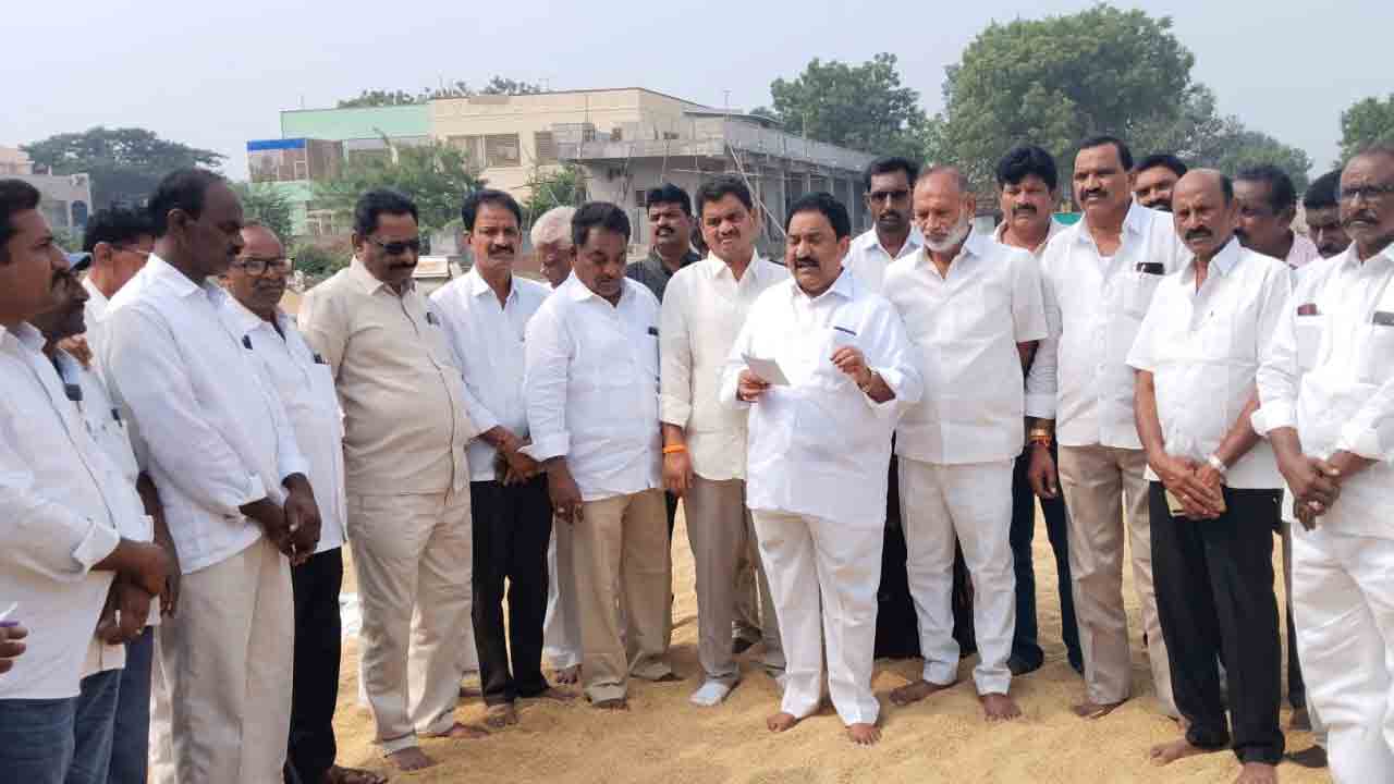 పది రోజులైనా కాంటాలు వేయరా ?