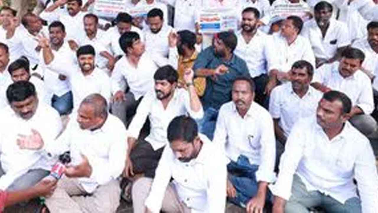 సర్పంచుల బిల్లులపై సర్కారు అబద్ధాలు!