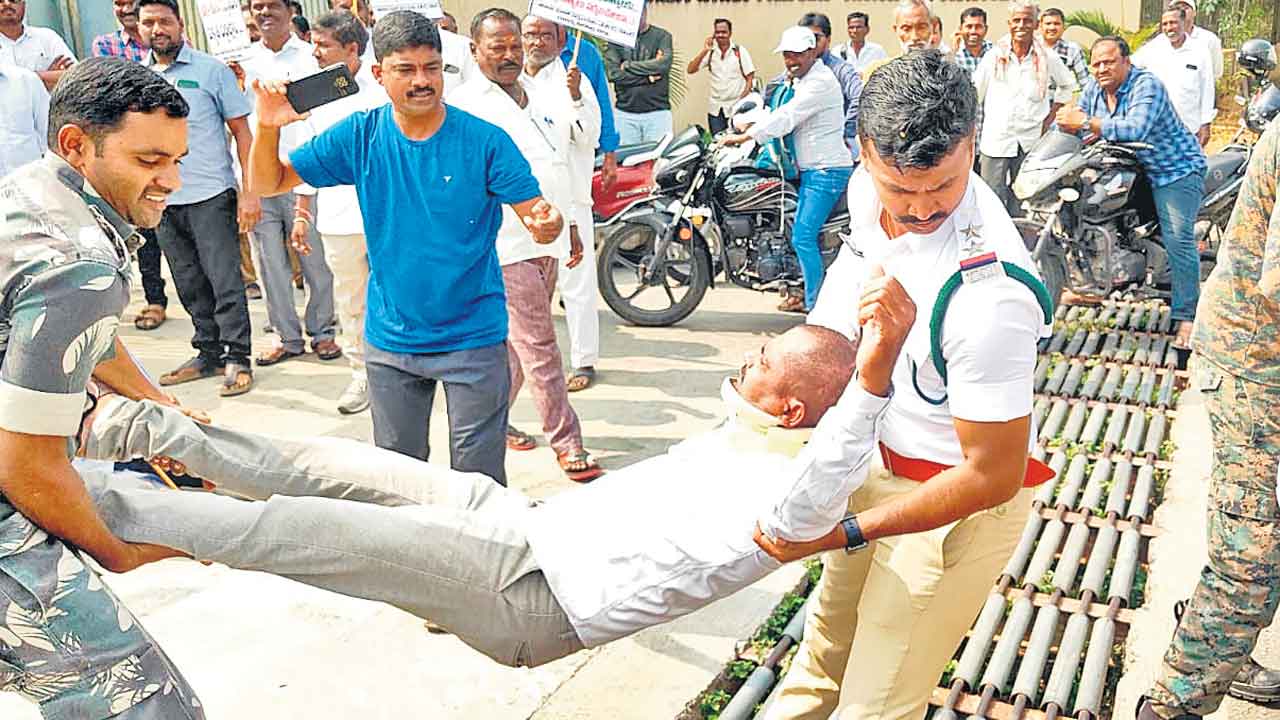 కదంతొక్కిన మాజీ సర్పంచ్‌లు