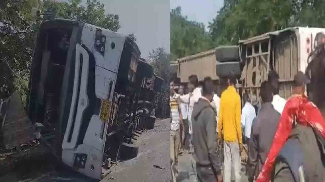 Road accident | బైకును తప్పించబోయి బస్సు బోల్తా.. 11 మంది ప్రయాణికులు మృతి