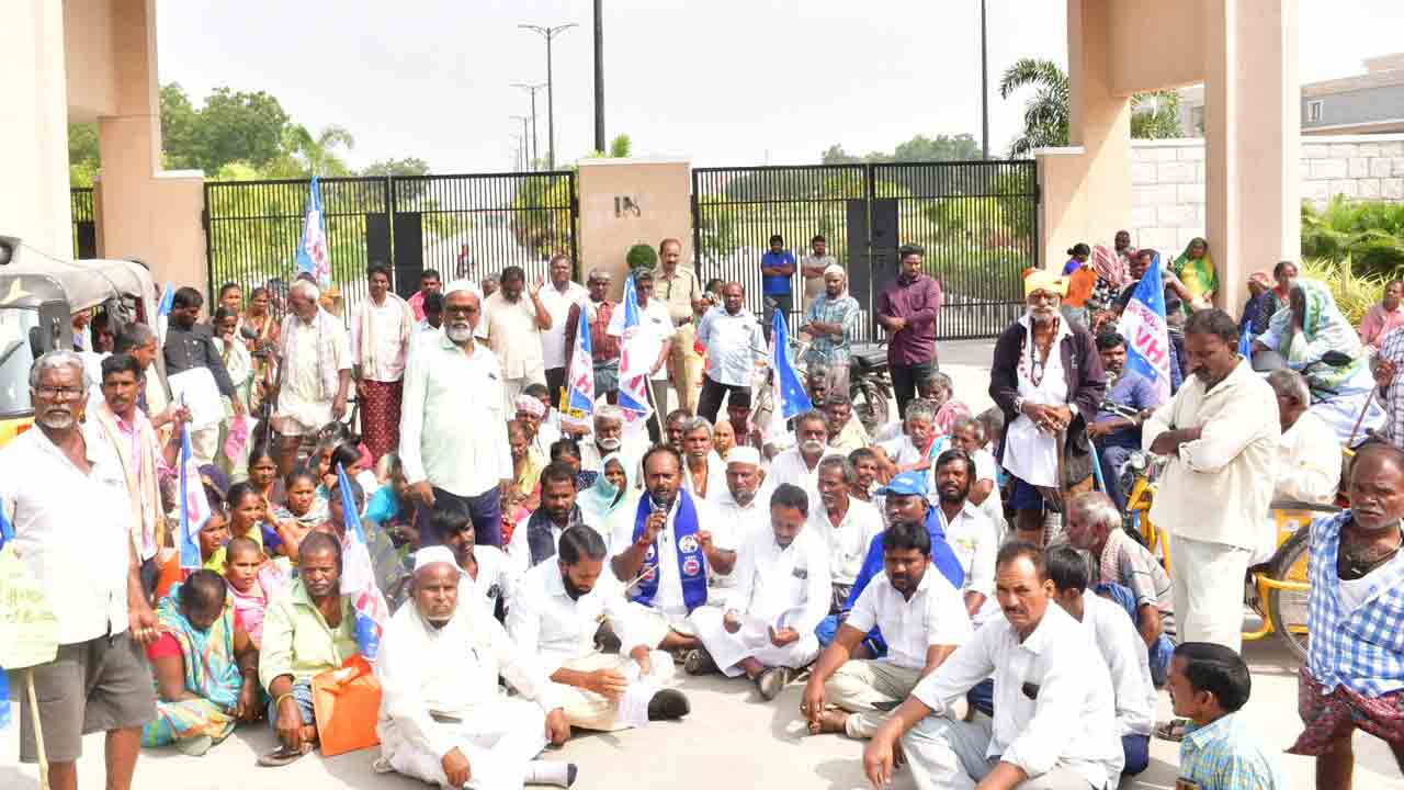 కాంగ్రెస్‌ ఇచ్చిన హామీలు నెరవేర్చాలి