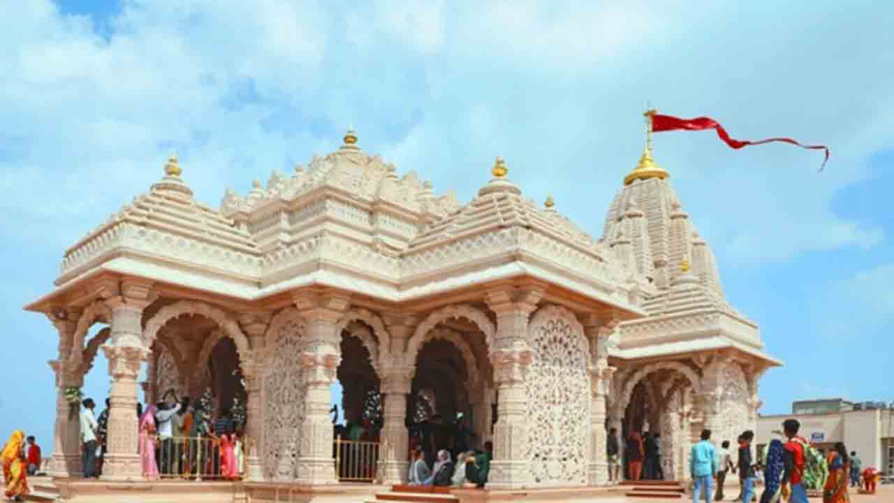 Theft in Temple | ఆలయంలో చోరీ.. రూ.78 లక్షల విలువైన బంగారు గొలుసులు దొంగిలించిన వ్యక్తి