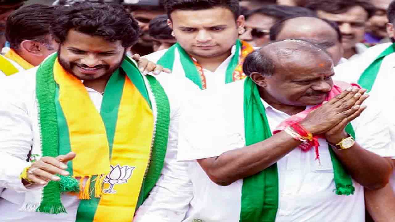 HD Kumaraswamy’s Son Loses | ఉప ఎన్నికలో.. కేంద్ర మంత్రి హెచ్డీ కుమారస్వామి   కుమారుడు ఓటమి