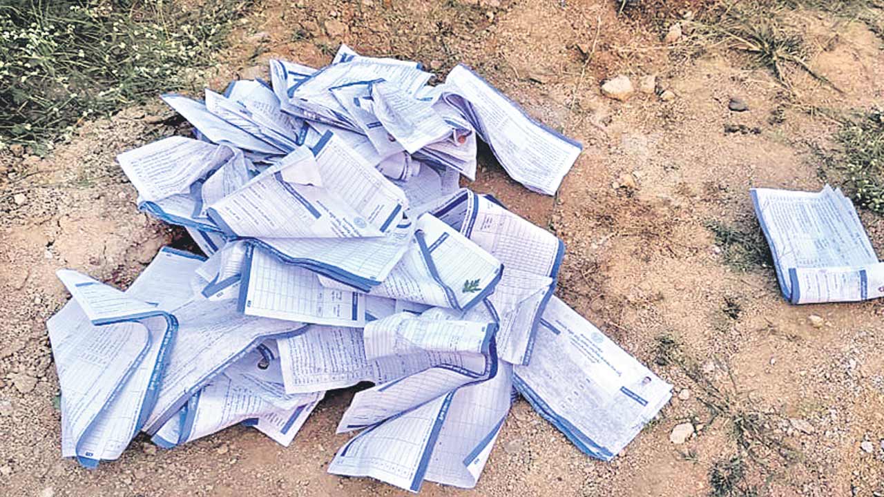 Medchal | సర్వే ఫారాలు రోడ్డు పాలు.. సమగ్ర కుటుంబ సర్వేపై నమ్మకం కోల్పోతున్న ప్రజలు