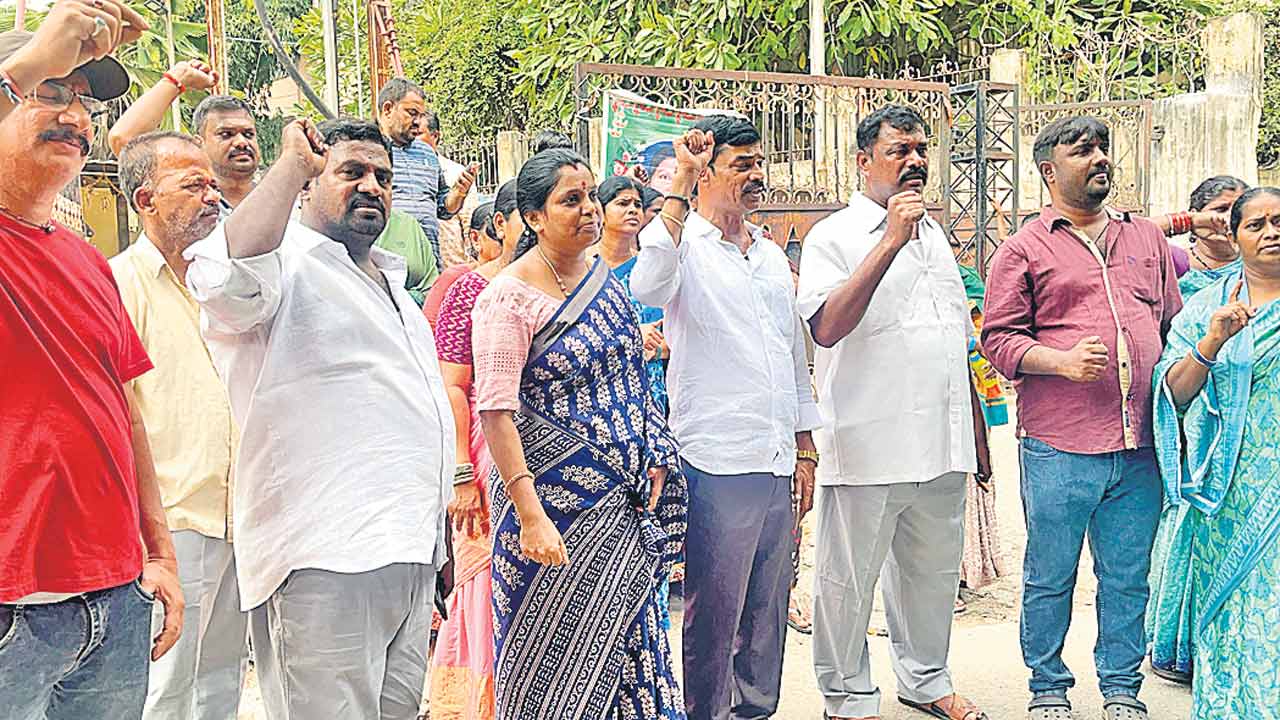 ఇండ్లపై హైటెన్షన్‌ తీగలు పడి..