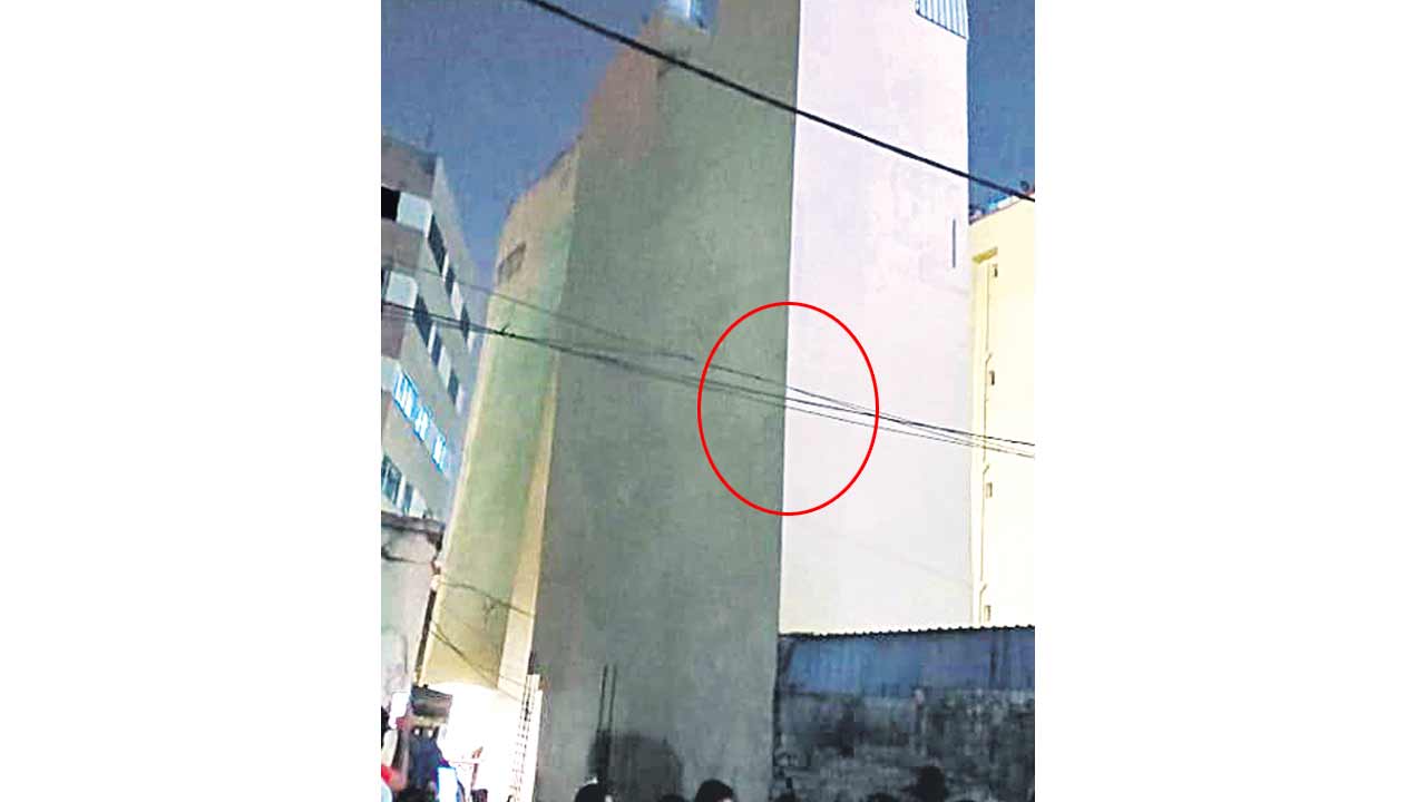 Hyderabad | అక్రమ తవ్వకాలతో ఒరిగిన నాలుగంతస్తుల భవనం.. భయాందోళనకు గురై బయటకు పరుగులు