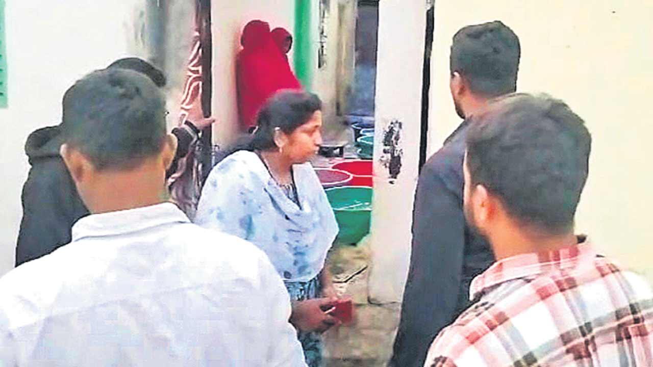 చాదర్‌ఘాట్‌లో కల్తీ వెల్లుల్లి పేస్ట్‌ తయారీ