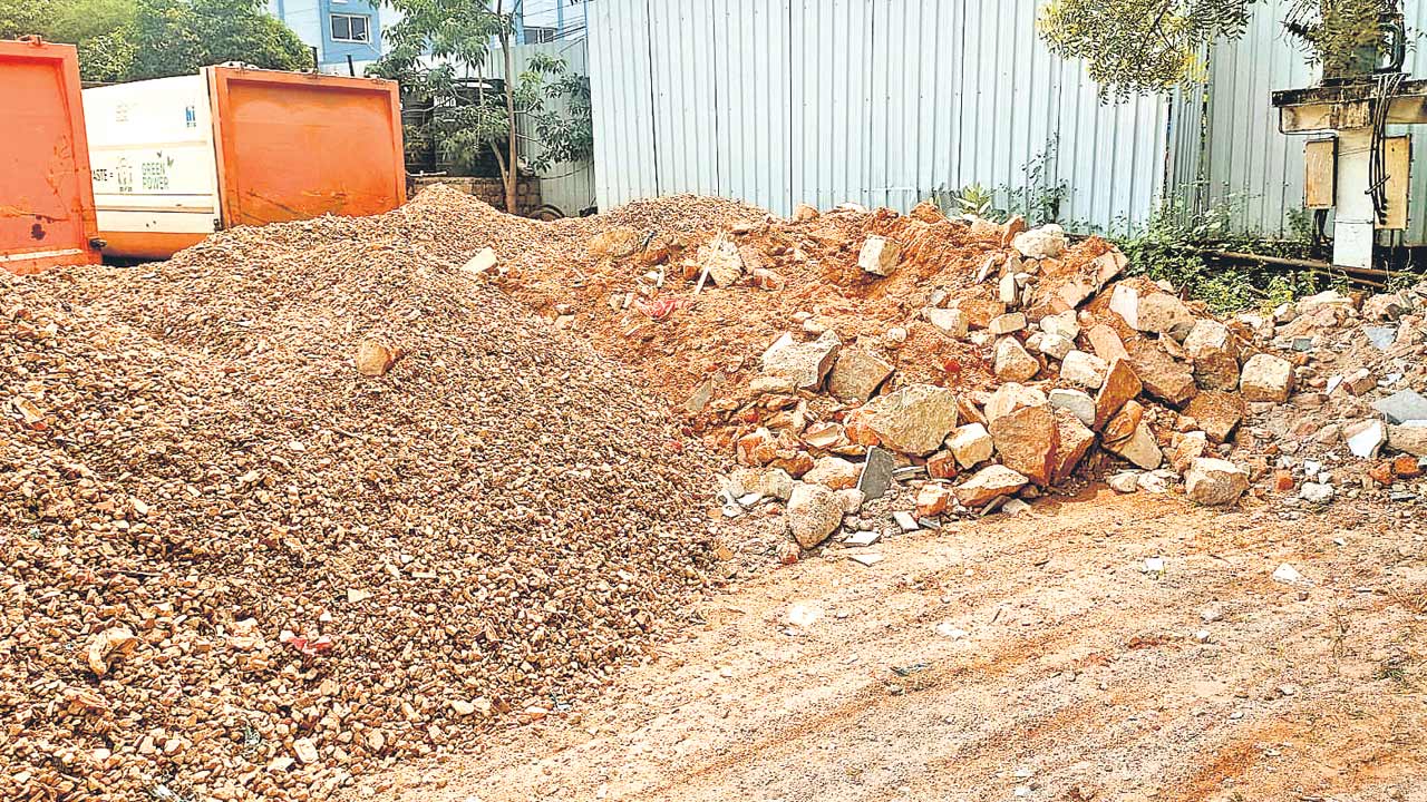 వ్యర్థాల తరలింపు గాడితప్పింది