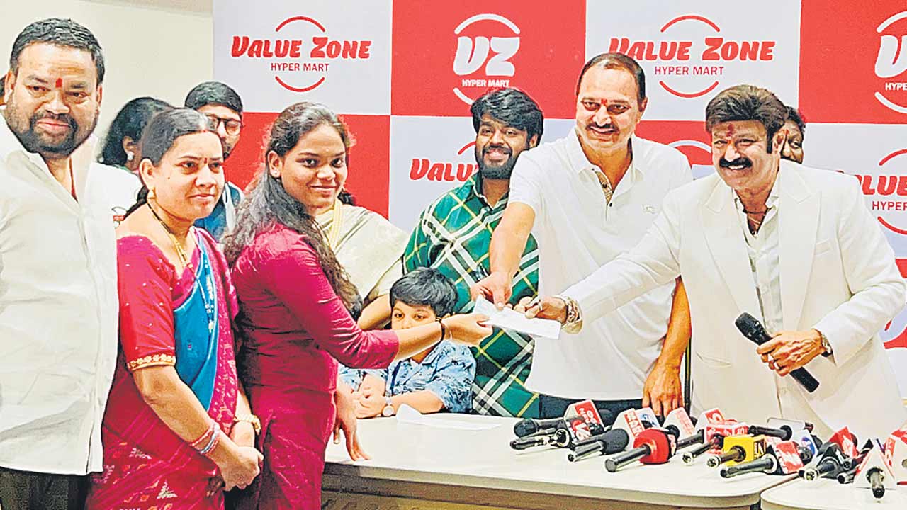 పేద వైద్య విద్యార్థుల సంక్షేమానికి బీఎల్‌ఆర్‌ కృషి అభినందనీయం