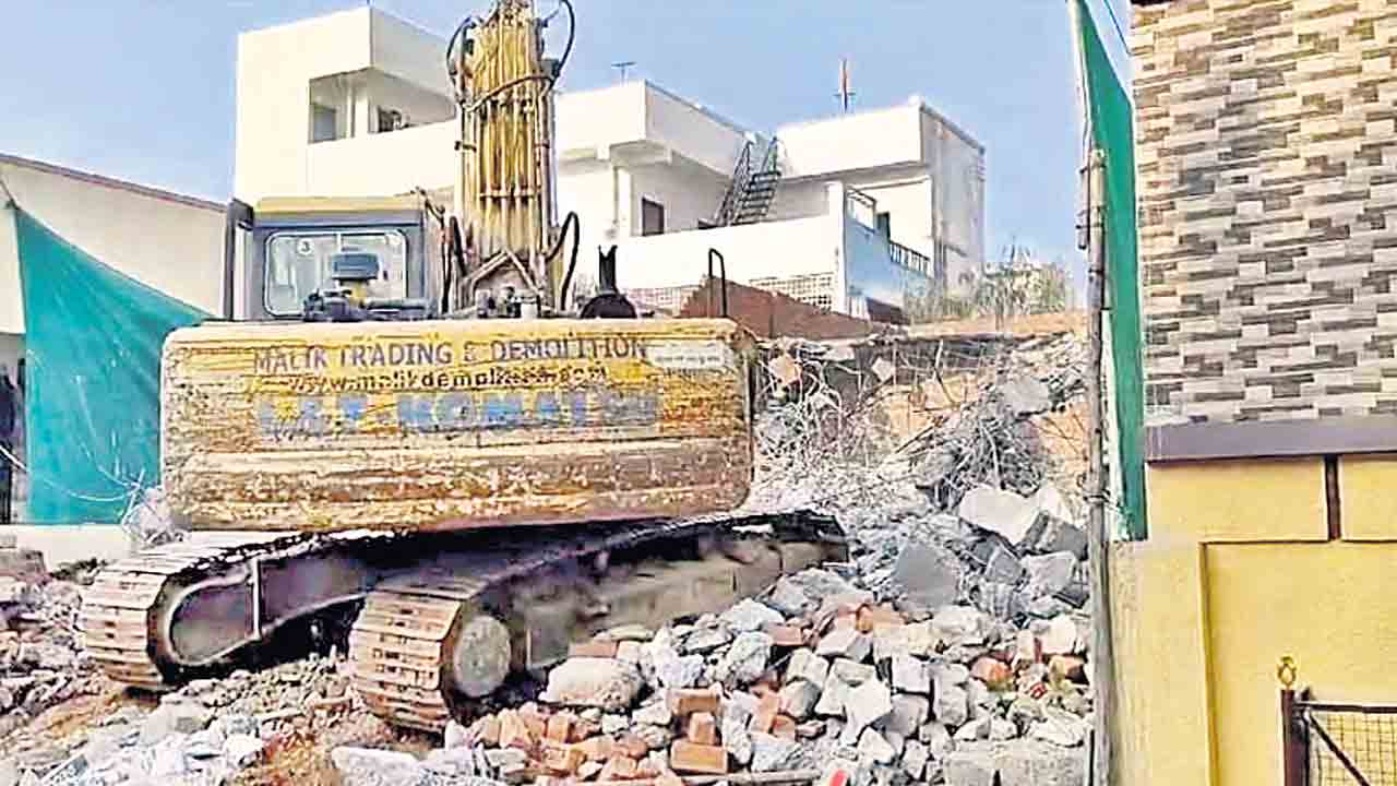 అమీన్‌పూర్‌లో హైడ్రా కూల్చివేతలు