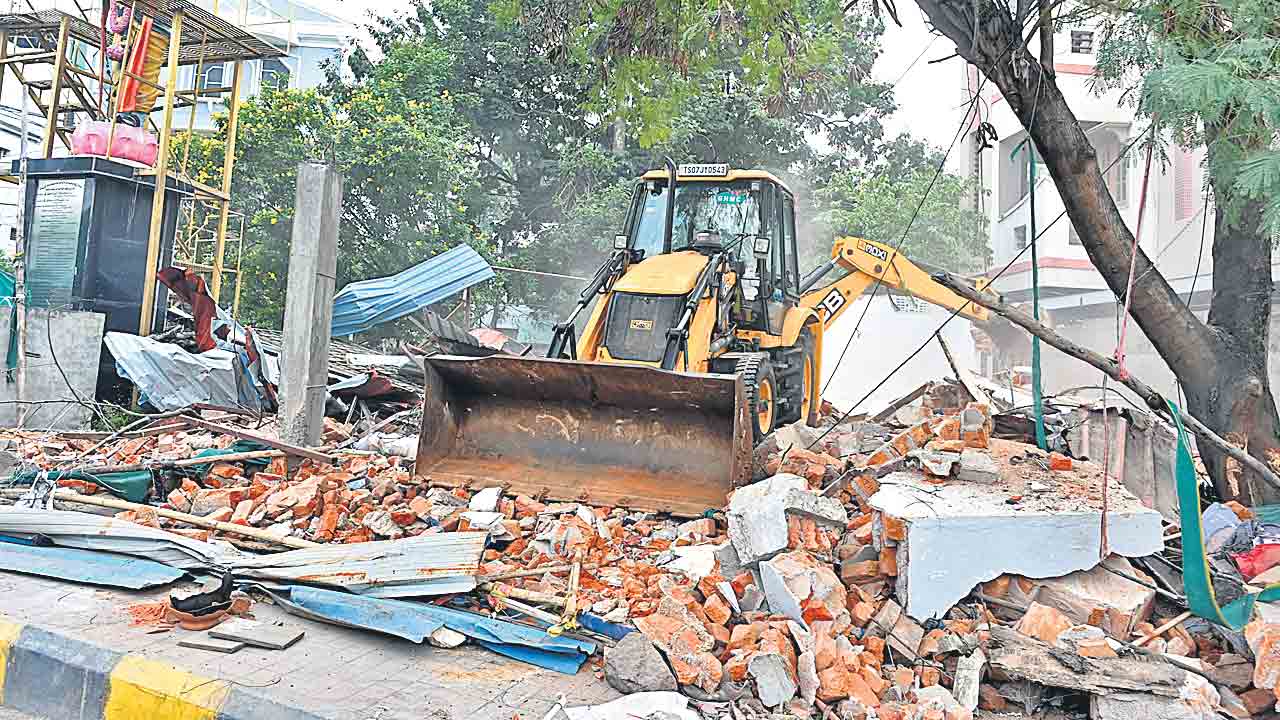 HYDRAA | కోర్టు ఆదేశాలున్నా.. హైడ్రా కూల్చివేతలు