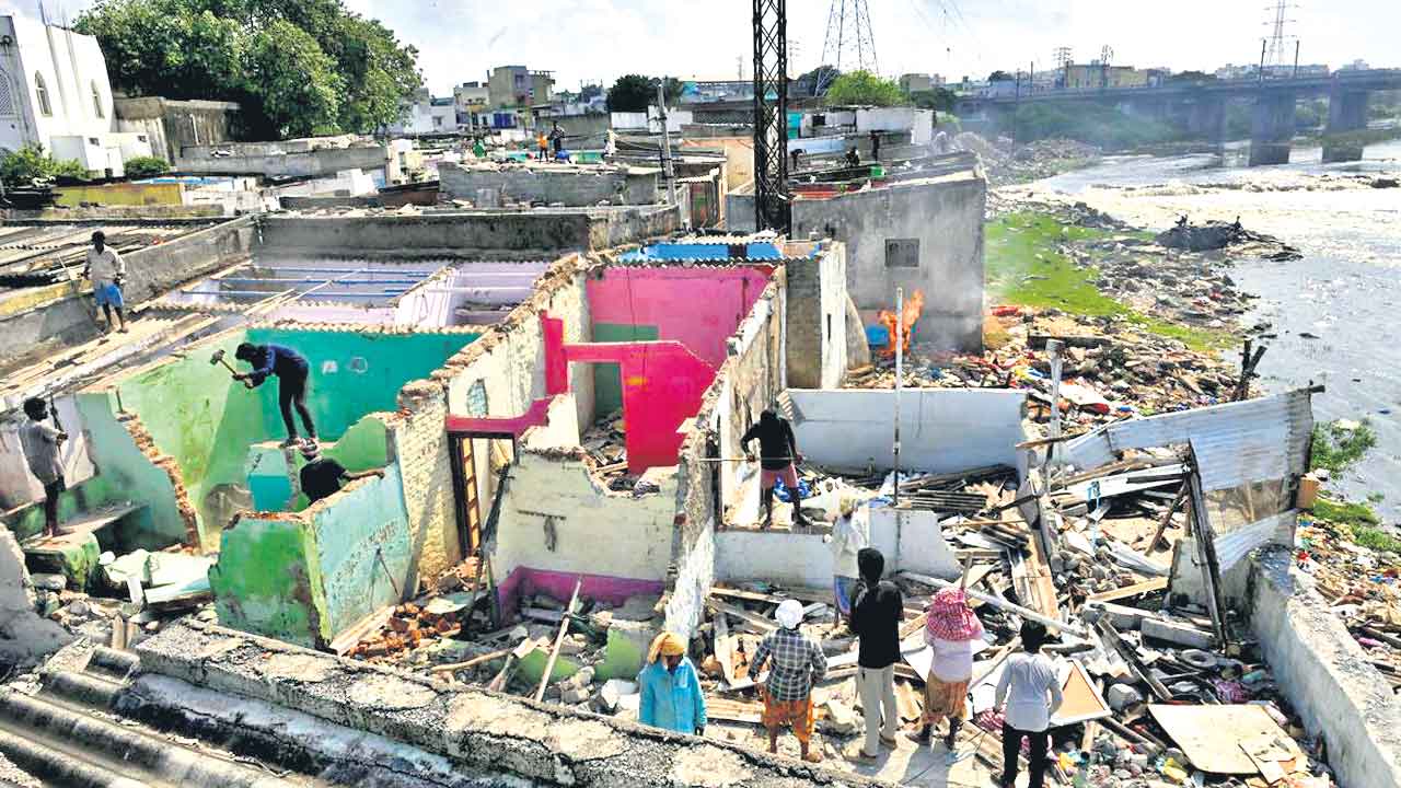 చెప్పిన అబద్ధం చెప్పకుండా.. ఏడాది!