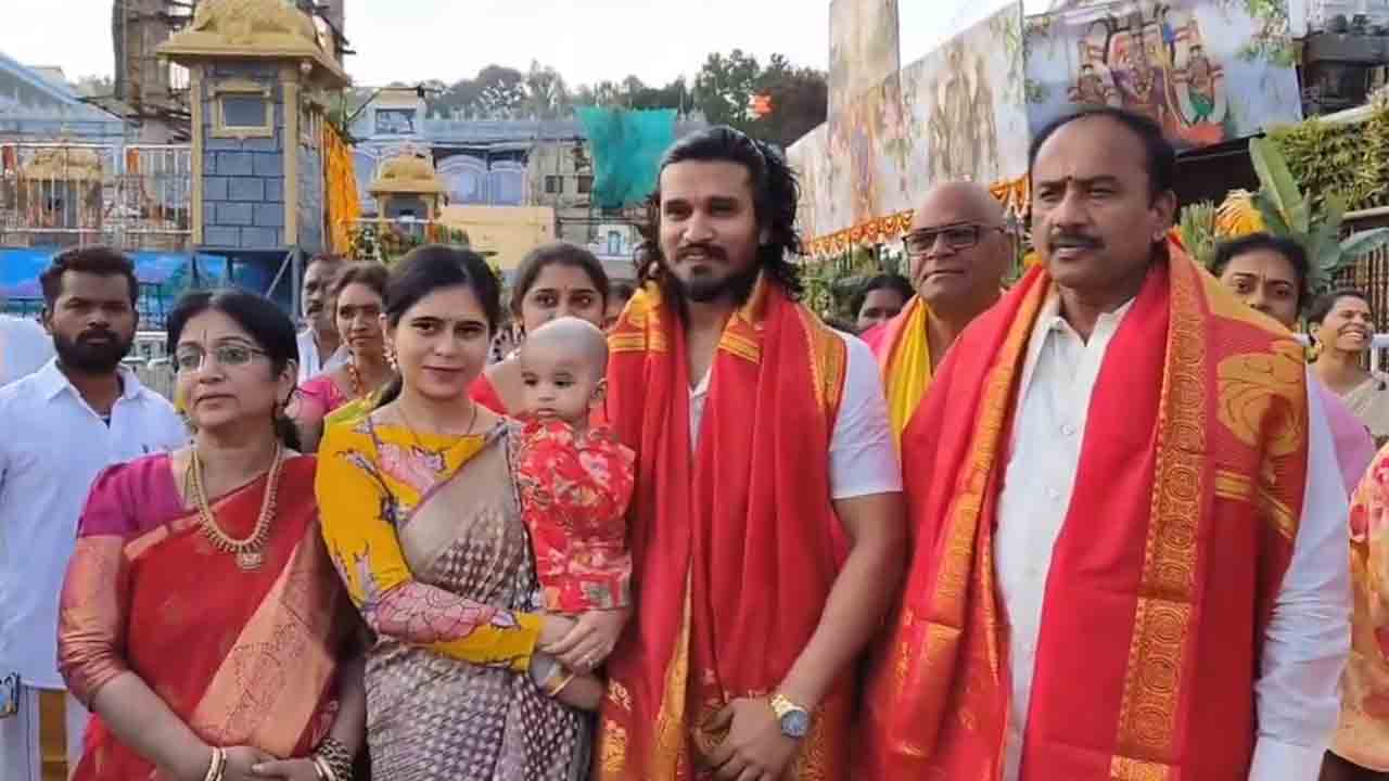 Nikhil | ఫ్యామిలీతో తిరుమల శ్రీవారిని దర్శించుకున్న హీరో నిఖిల్‌