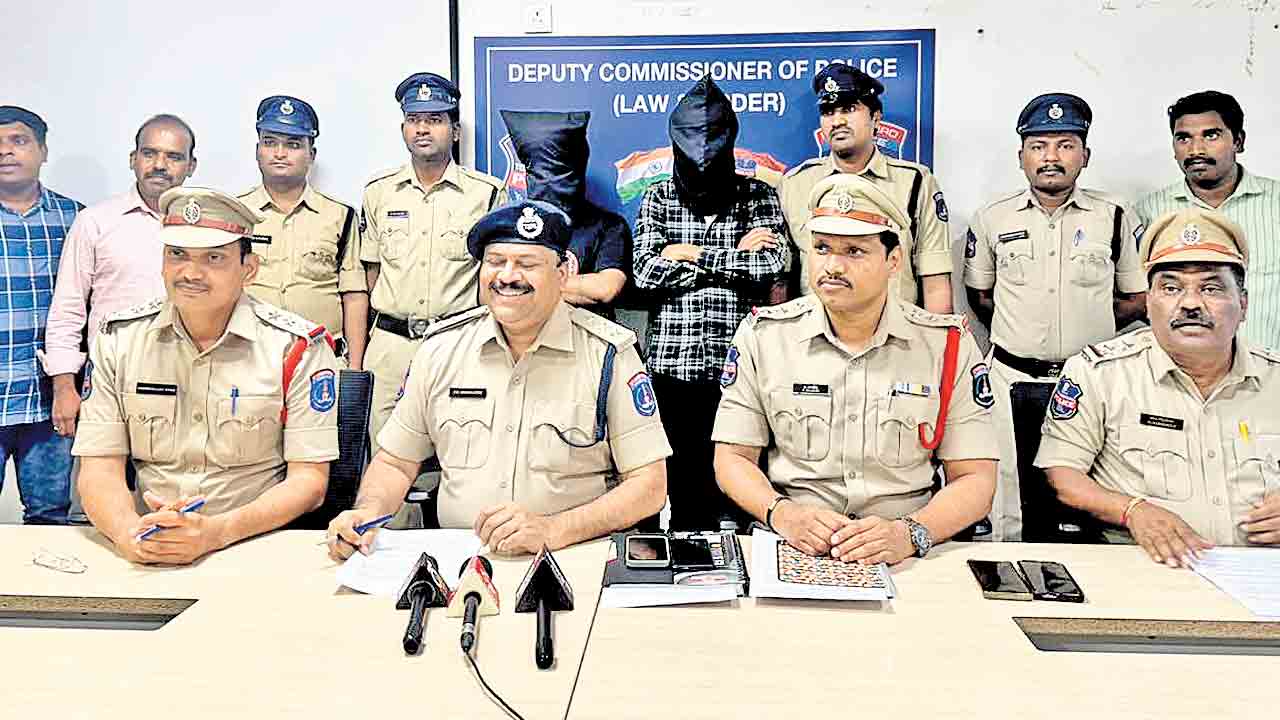 పట్టపగలే ఐటీ కారిడార్‌లో.. కత్తితో బెదిరించి దారి దోపిడీ