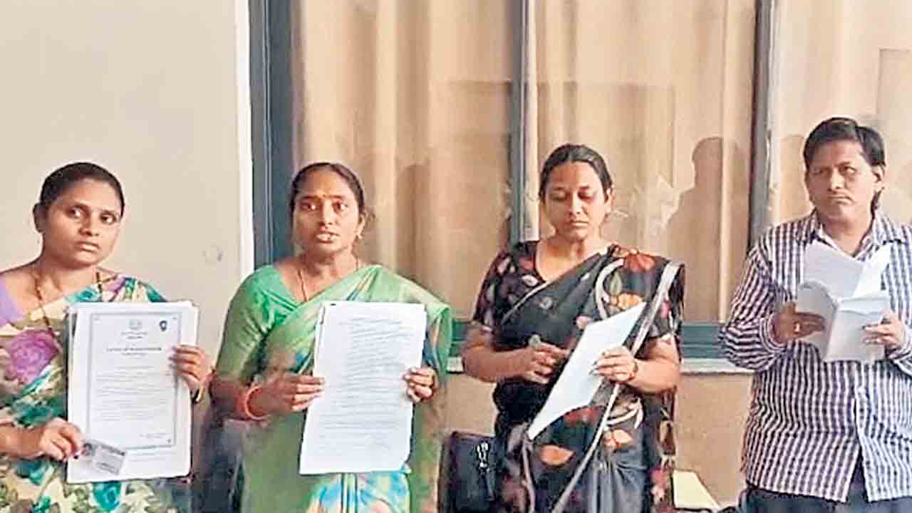 హిందీ టీచర్ల తొలగింపు