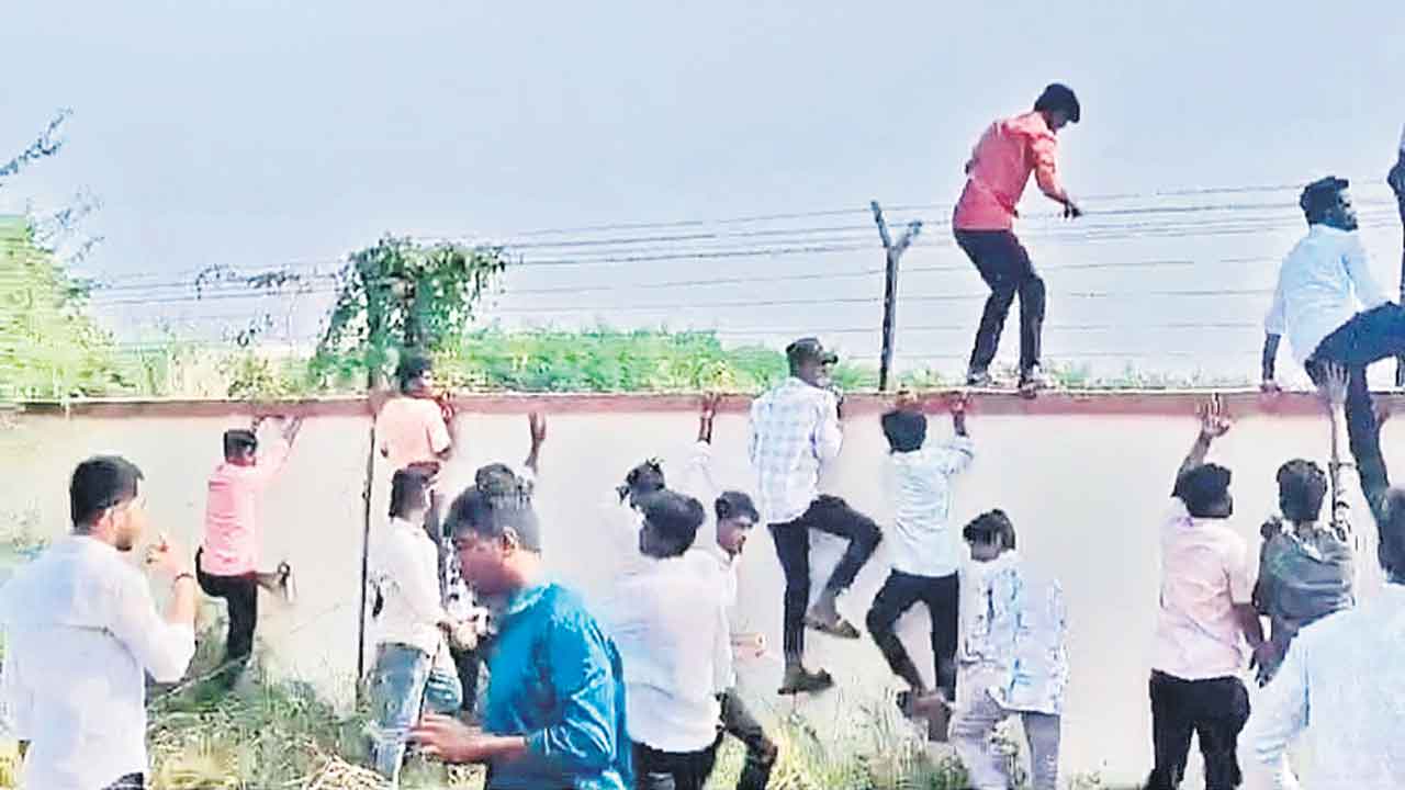 ట్రిపుల్‌ ఐటీ వద్ద.. హై టెన్షన్‌