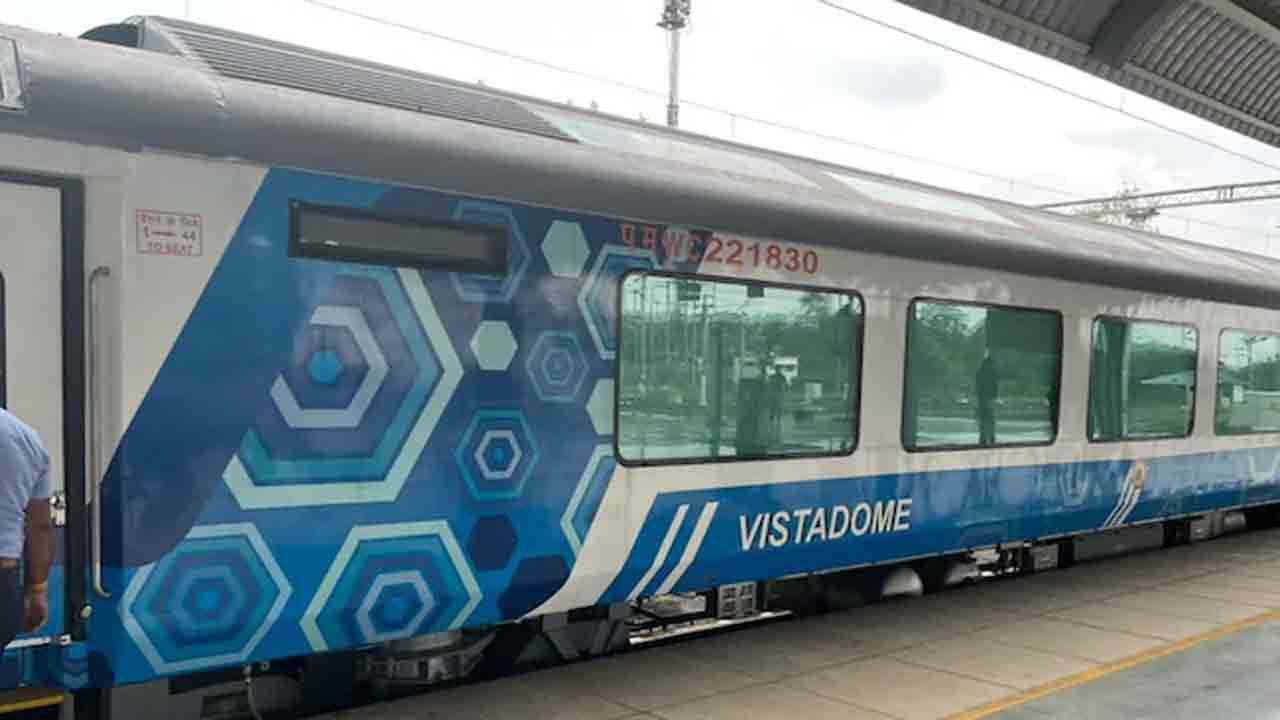 Snake | నడుస్తున్న రైలులో పాము ప్రత్యక్షం.. భయంతో వణికిపోయిన ప్రయాణికులు