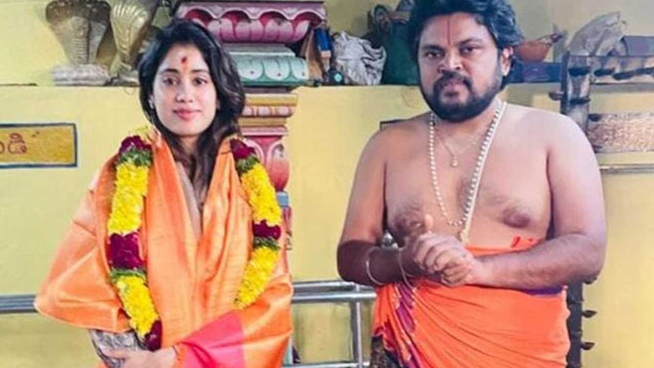 Janhvi Kapoor | మధురానగర్‌ హనుమాన్‌ ఆలయంలో జాన్వీ కపూర్‌ ప్రత్యేక పూజలు