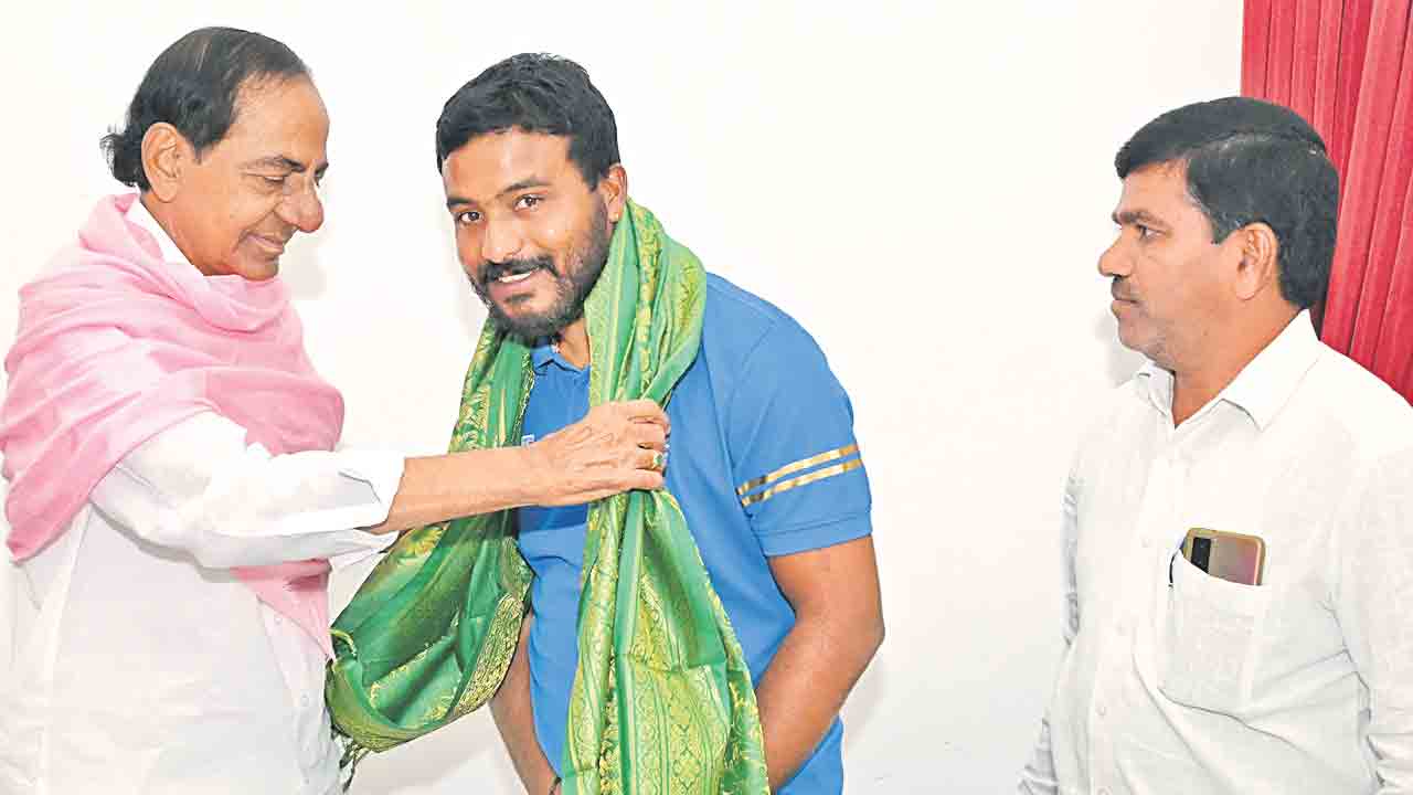 క్రీడాకారుడిని సన్మానించిన కేసీఆర్‌