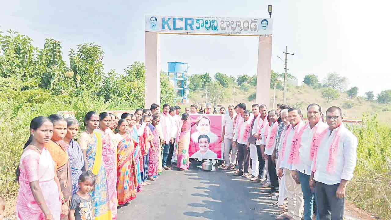 కేసీఆర్‌, వేముల చిత్రపటాలకు క్షీరాభిషేకం