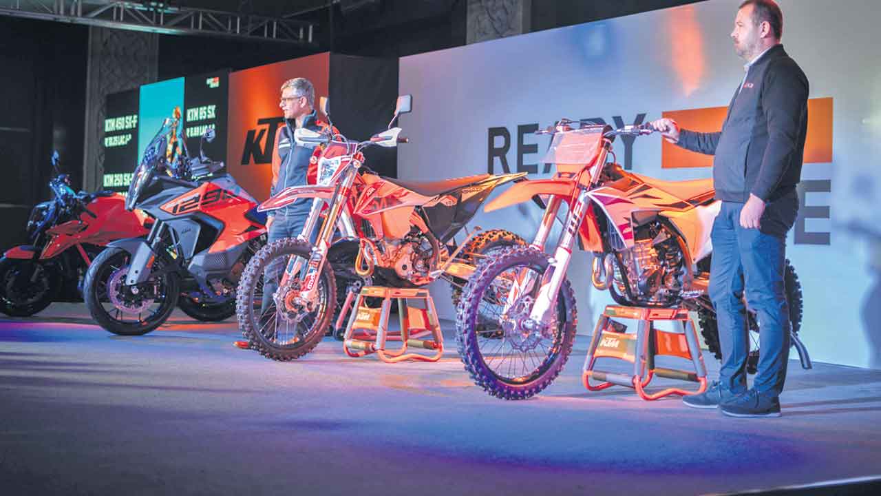 ఒకేసారి కేటీఎం పది బైకులు