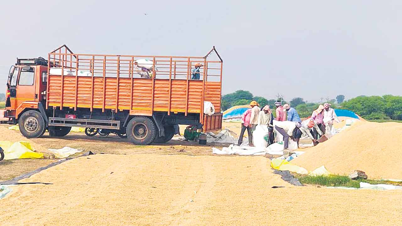 ధాన్యం దళారులపాలు