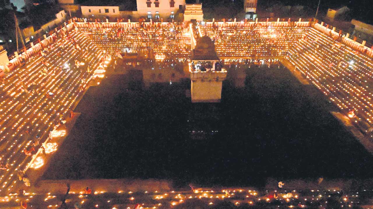 ‘కార్తీక’ శోభితం