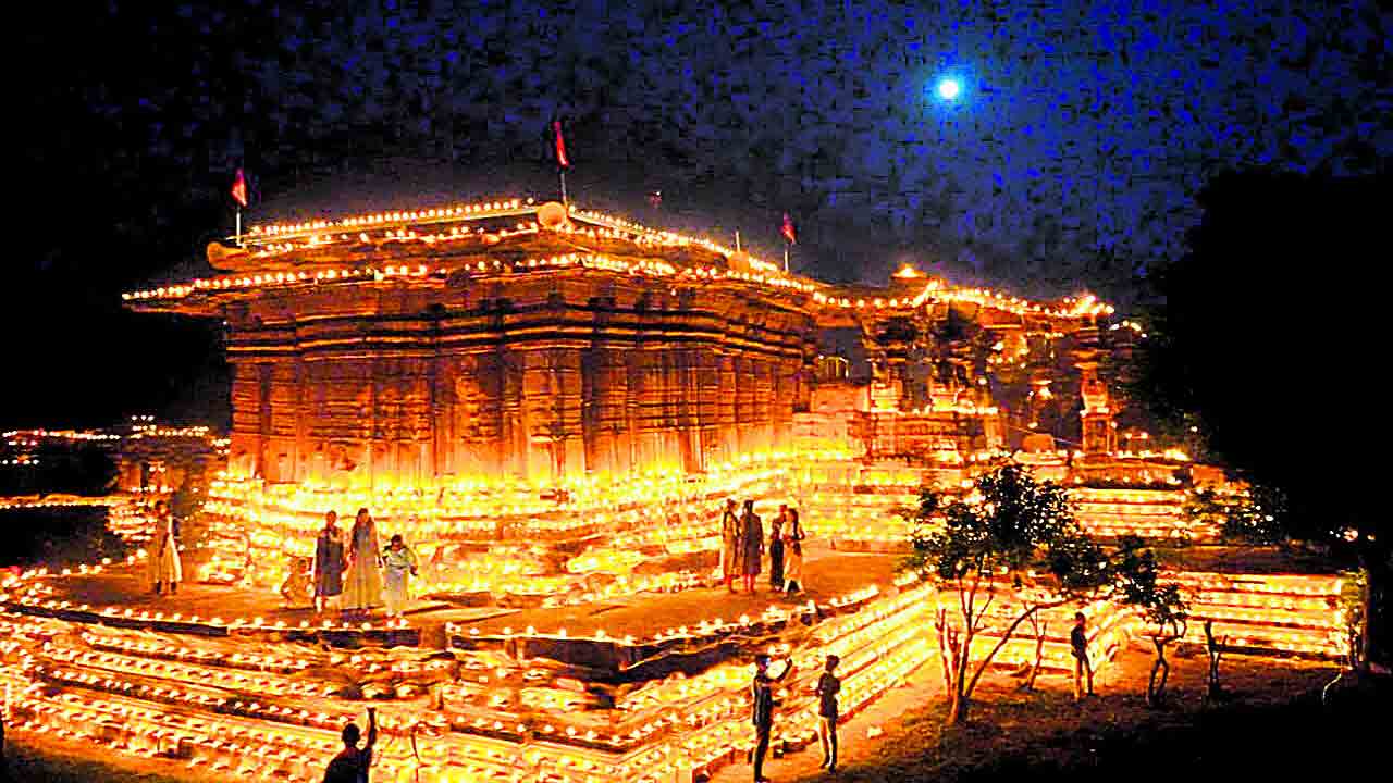 పౌర్ణమి వేళ ఆలయాలు భక్తజన సంద్రం