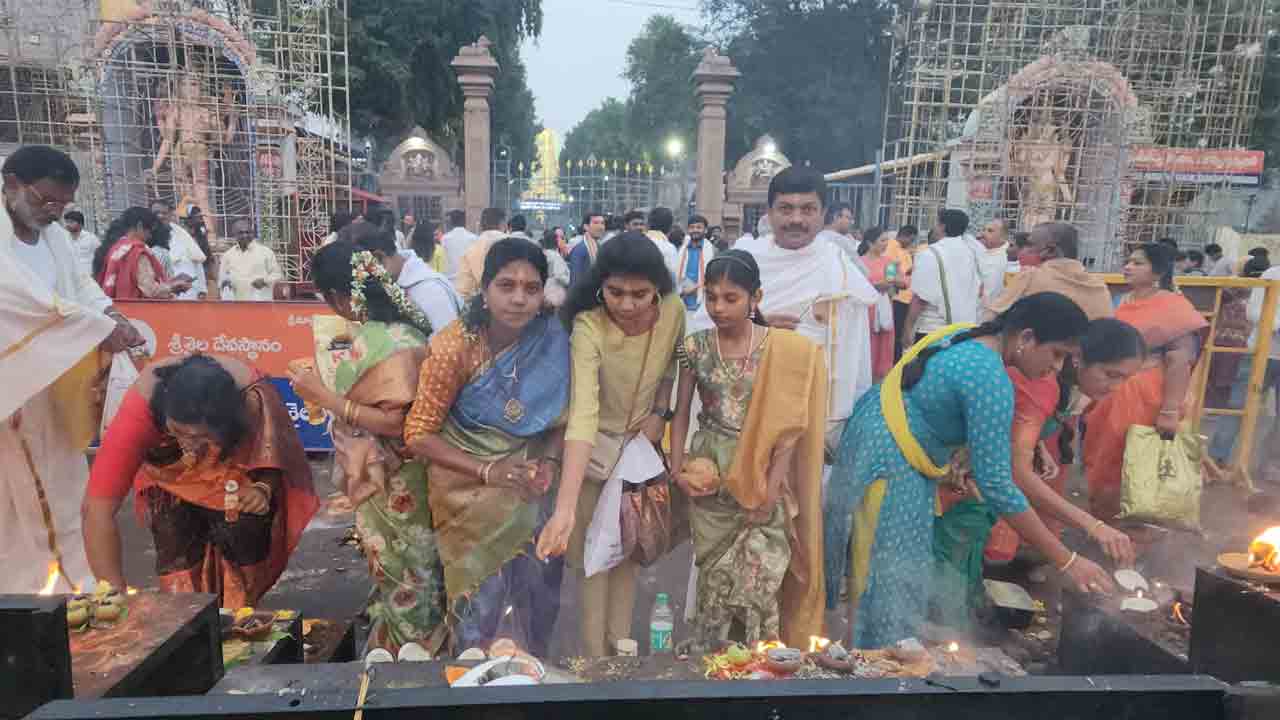 శ్రీశైలంలో కార్తీక సందడి