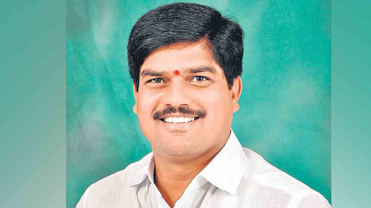 గిరిజనుల భూములు లాక్కుంటే ఊరుకునేది లేదు