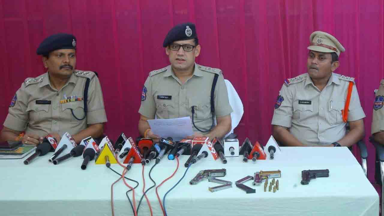 ఖమ్మంలో అక్రమ ఆయుధాల కలకలం