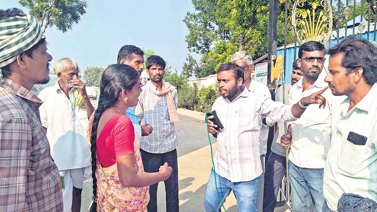 తిరగబడ్డ పత్తి రైతులు