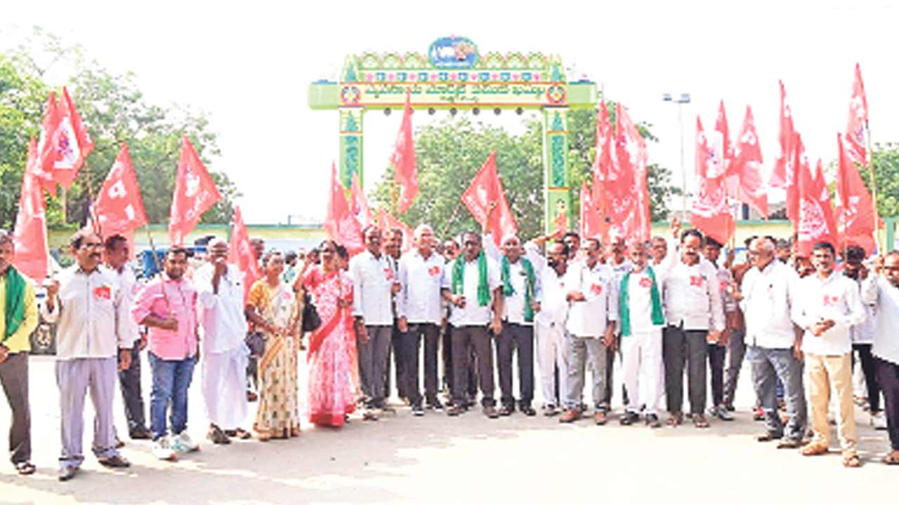 పత్తి యార్డు ఎదుట రైతు సంఘం ధర్నా