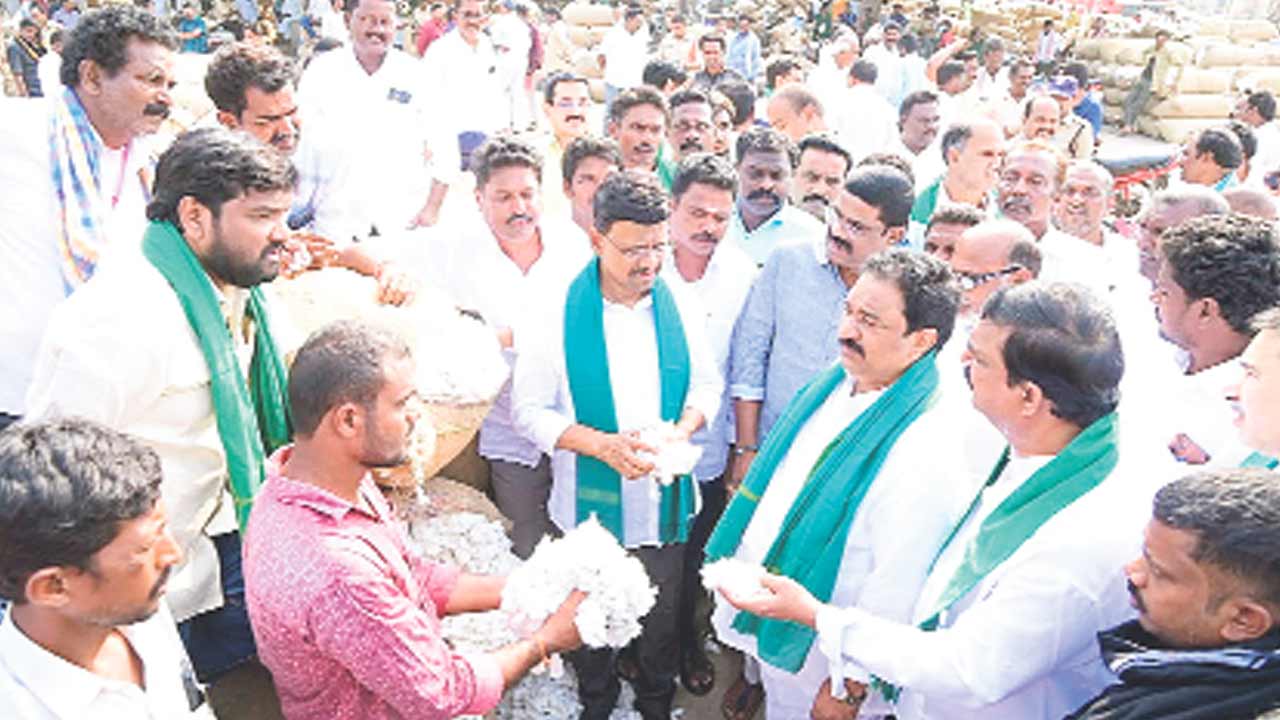 ప్రభుత్వ తీరుతోనే.. పత్తి రైతుల కుదేలు