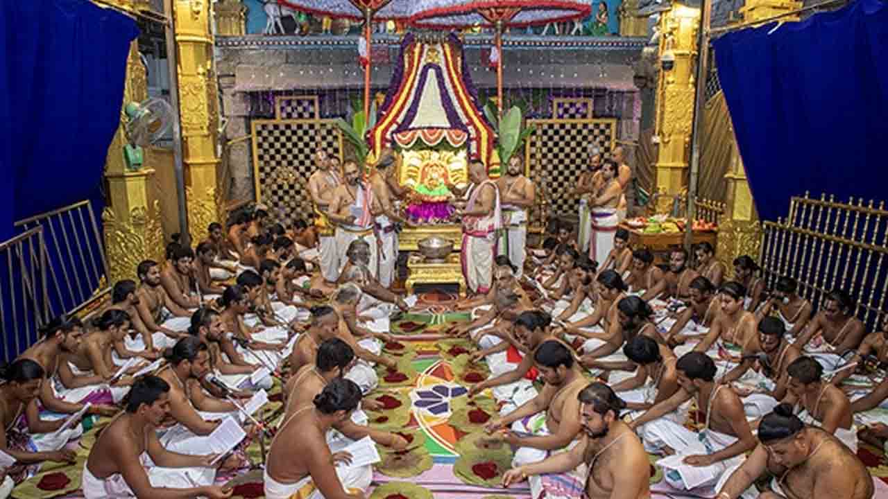 Tiruchanur | తిరుచానూరు పద్మావతి అమ్మవారి ఆలయంలో వైభవంగా లక్షకుంకుమార్చన