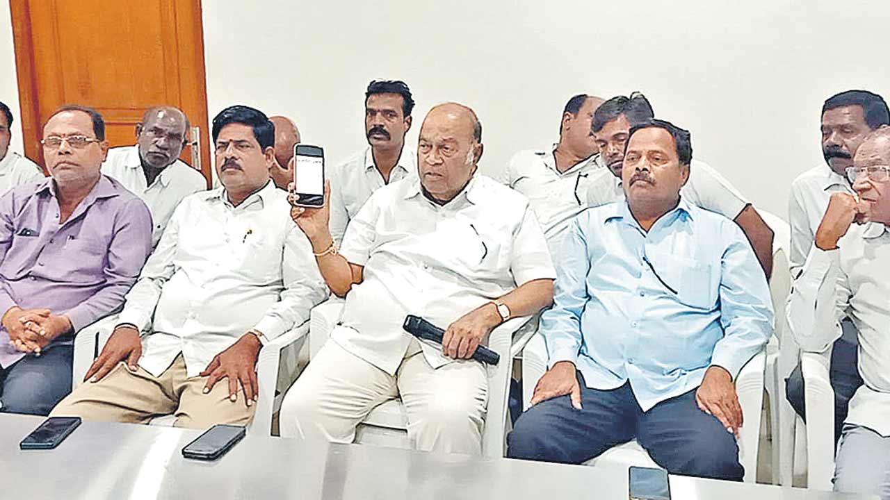 పెండింగ్‌ ప్రాజెక్టులపై డిసెంబర్‌ 7న దీక్ష