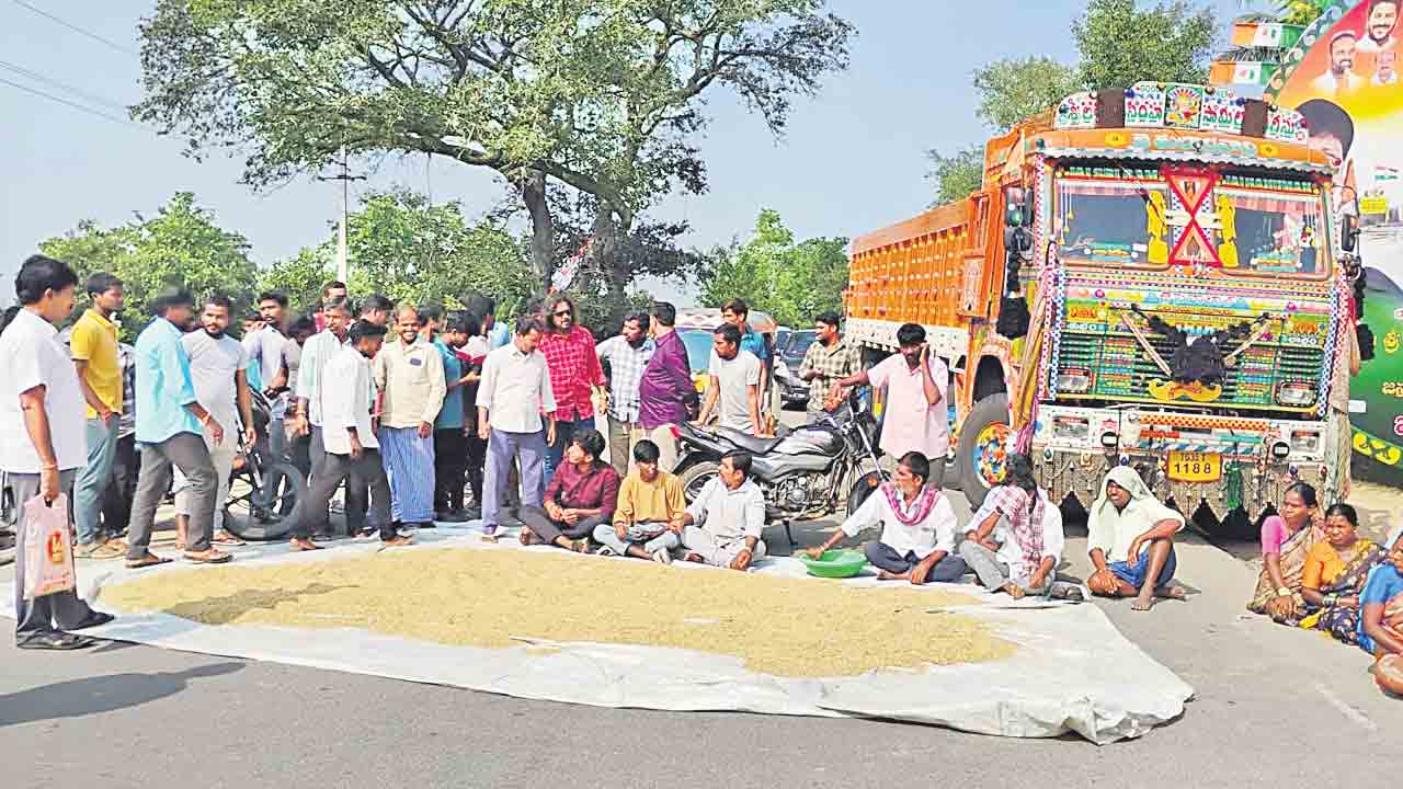 రోడ్డెక్కిన అన్నదాతలు